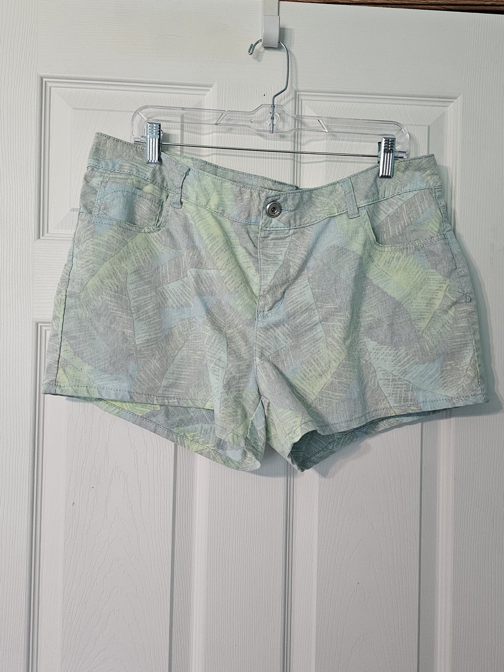Route 66 Mint and Pale Blue Leaf-Print with Subtle Pastel Pattern